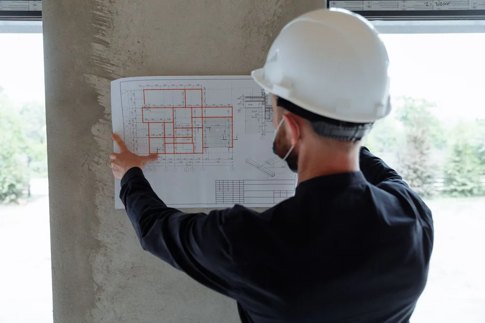 Ingeniero revisando planos