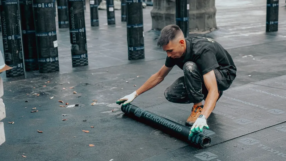 Instalación de membrana asfáltica en techo